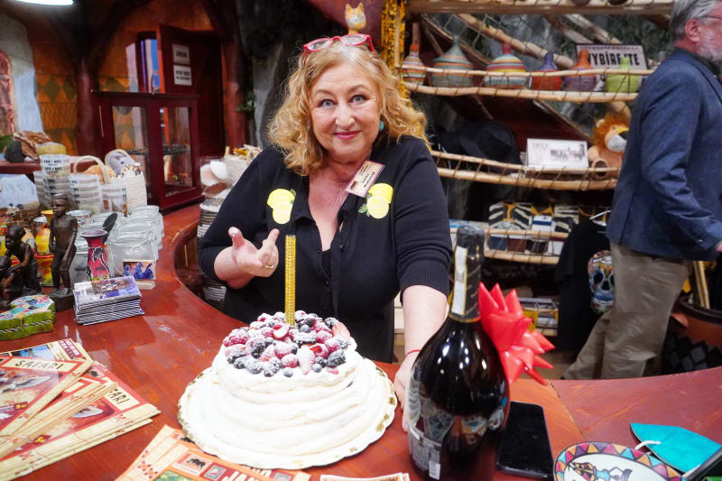 Spisovatelka a vedoucí infocentra v seriálové ZOO Halina Pawlowská oslavila narozeniny přímo na place. 
