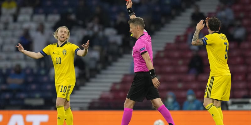 Švédský fotbalový útočník Emil Forsberg (vlevo) reaguje na červenou kartu, kterou italský rozhodčí Daniele Orsato udělil jeho spoluhráči Marcusi Danielsonovi při utkání mistrovství Evropy 2021 proti Ukrajině ve skotském Glasgowě.