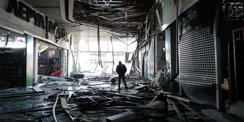 Při bombardování obchodního centra v severní části Kyjeva zemřelo šest lidí (21. března)