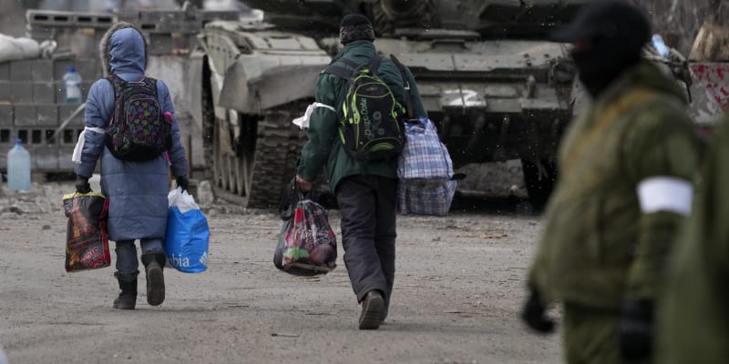 Civilisté z Mariupolu jsou kontrolováni na stanovištích. Následně jsou civilisté pod kontrolou proruských separatistů evakuováni přes jiná města z Mariupolu (20. března 2022).