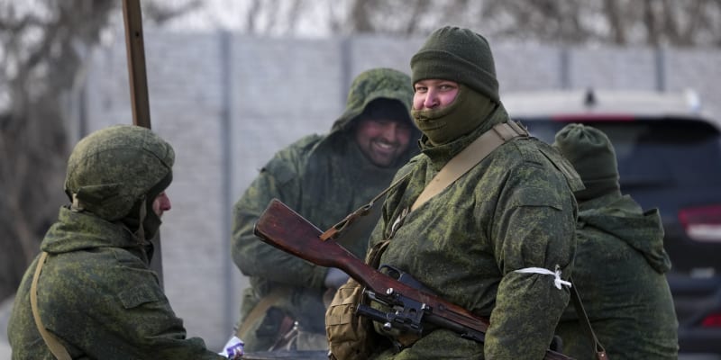 Civilisté z Mariupolu jsou kontrolování na stanovištích. Následně jsou pod kontrolou proruských separatistů z Mariupolu evakuováni. (20. března 2022)
