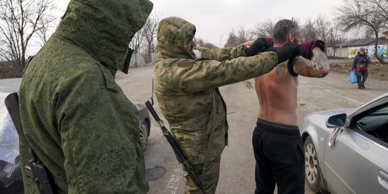 Civilista z Mariupolu je na stanovišti kontrolován proruskými separatisty. (20. března 2022)