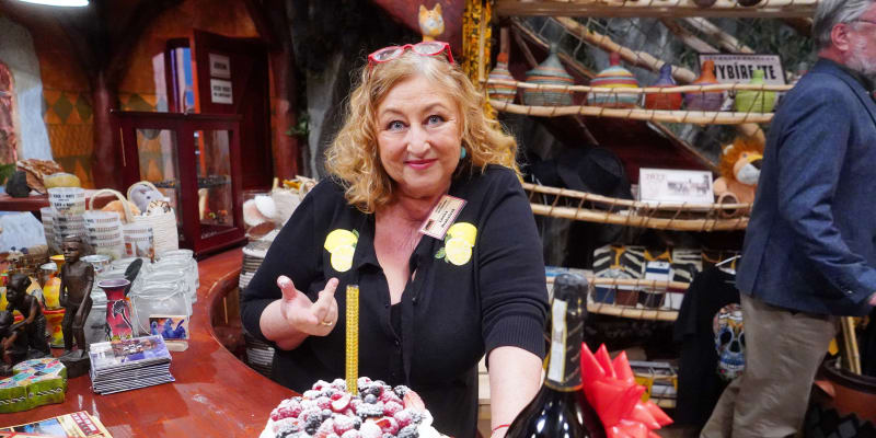 Spisovatelka a vedoucí infocentra v seriálové ZOO Halina Pawlowská oslavila narozeniny přímo na place. 