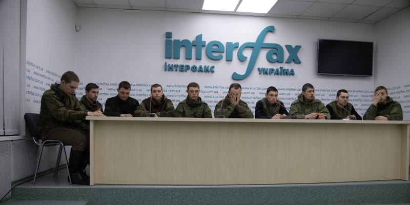 Jedenáct ruských vojáků zajatých ukrajinskými silami při tiskovém prohlášení 5. března 2022.