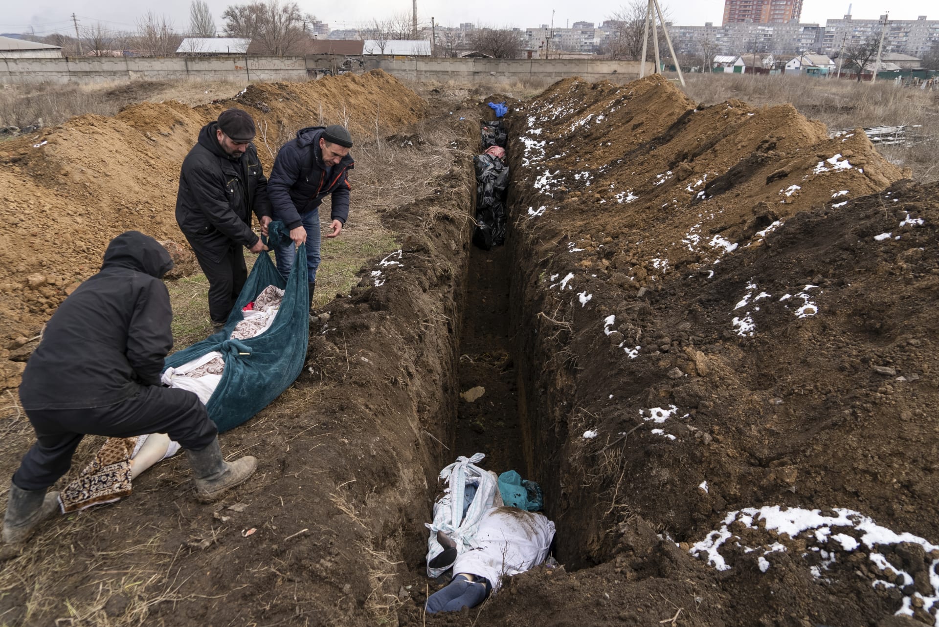 Pohřbívání těl v Mariupolu