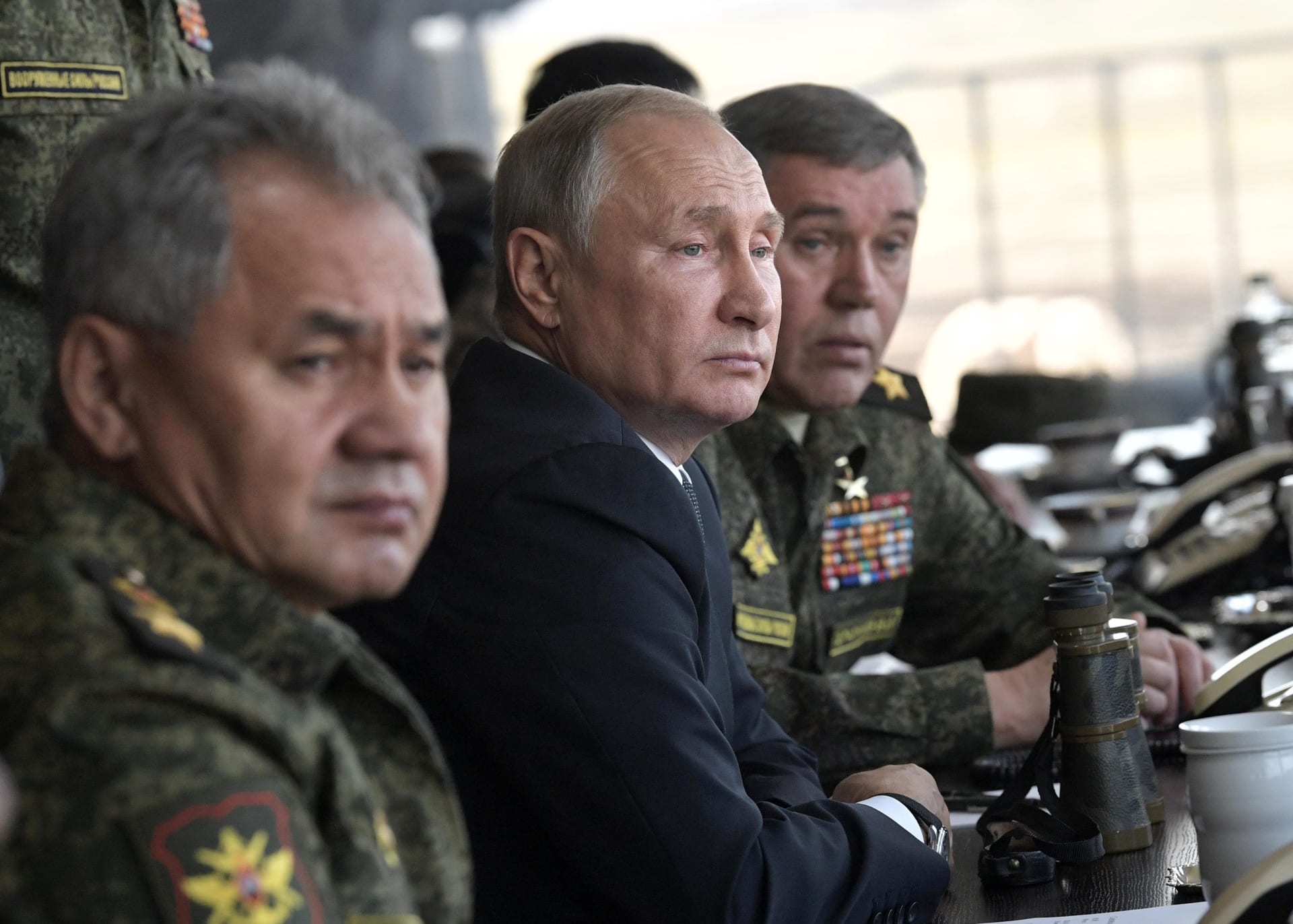 Vladimir Putin (uprostřed) se dvěma nejvyššími činiteli ruských ozbrojených složek – ministrem obrany Sergejem Šojguem (vlevo) a náčelníkem ruského generálního štábu ozbrojených sil Valerijem Gerasimovem (vpravo)