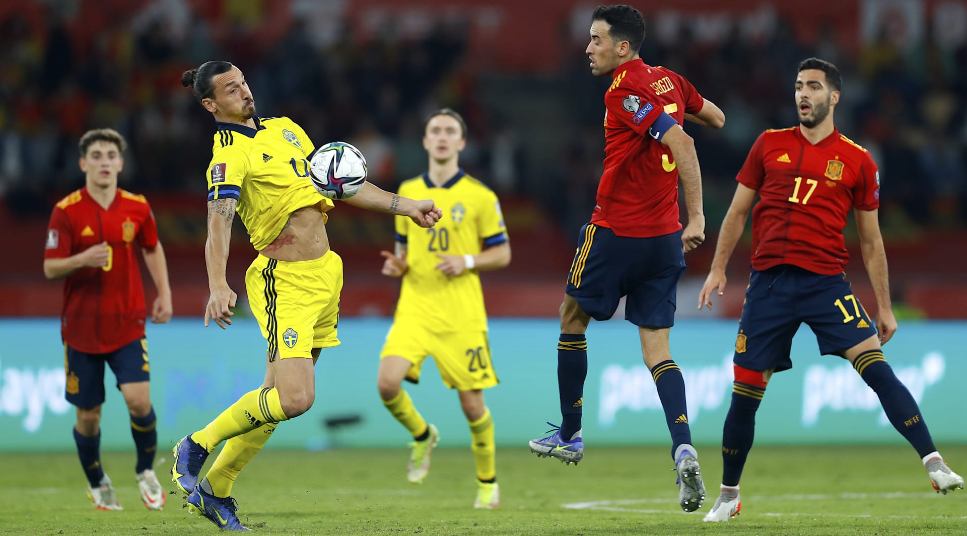 Švédský útočník Zlatan Ibrahimovič zpracovává míč ve svém posledním zápase za reprezentaci v listopadu 2021 v Seville proti Španělsku, které vyhrálo 1:0 a postoupilo přímo na mistrovství světa 2022.
