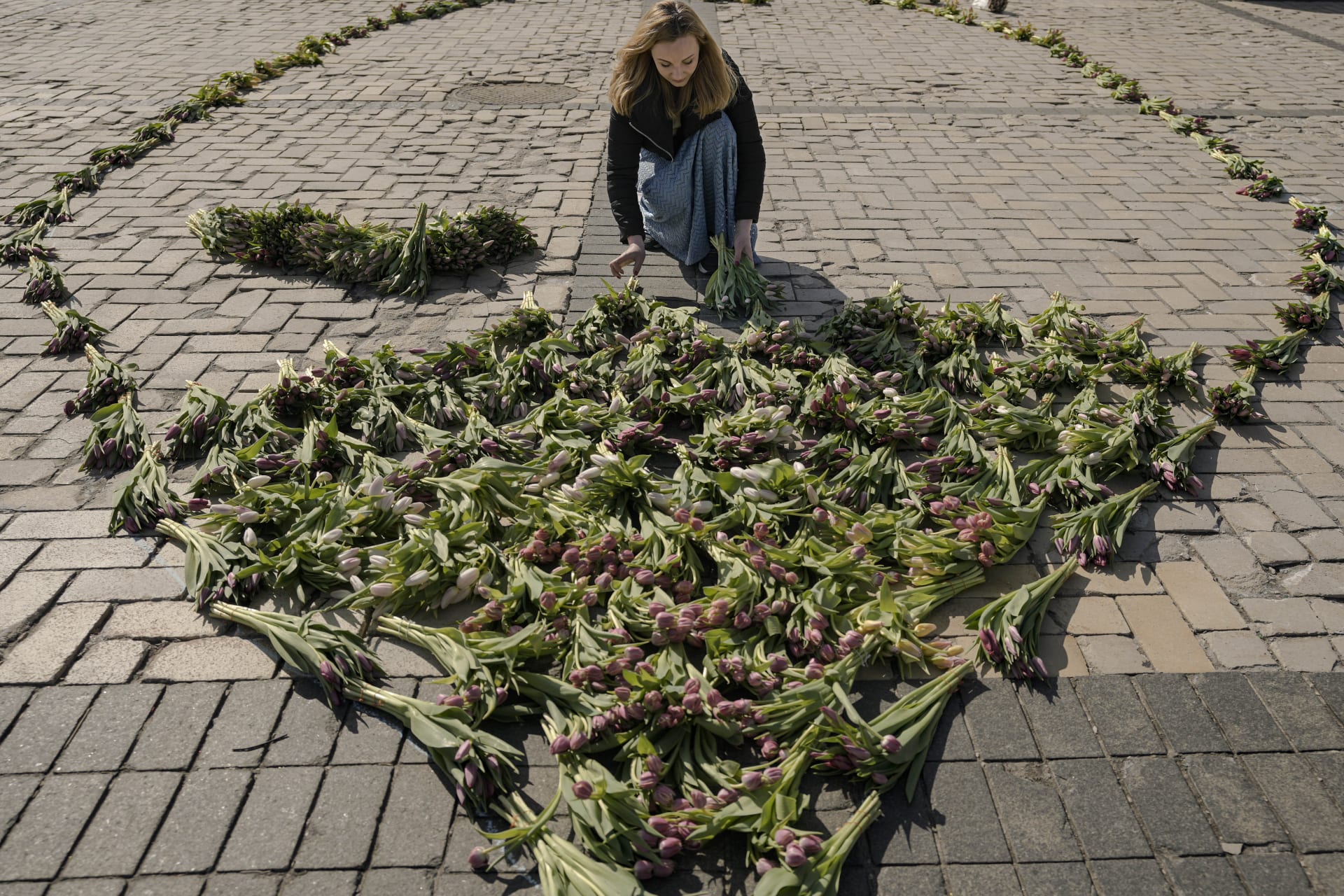Z 1,5 milionu tulipánů vznikl na náměstí v Kyjevě obří trojzubec – národní symbol. (18.3.2022)