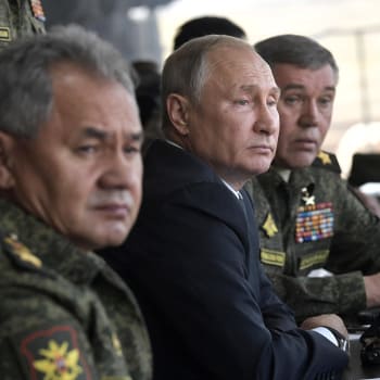 Ruský prezident Vladimir Putin (uprostřed) se dvěma nejvyššími činiteli ruských ozbrojených složek – ministrem obrany Sergejem Šojguem (vlevo) a náčelníkem Generálního štábu ozbrojených sil Ruské federace Valerijem Gerasimovem (vpravo).