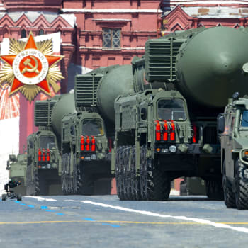 Rusové pravidelně ukazují svůj raketový arsenál na vojenských přehlídkách. Klidně i na Rudém náměstí v Moskvě.