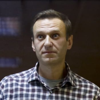 Na snímku ze soboty 20. února 2021 stojí ruský opoziční vůdce Alexej Navalnyj u okresního soudu v Moskvě. 