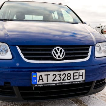 V Česku spolu s uprchlíky přibývá i aut s ukrajinskými registračními značkami. Ta ale nemají zelenou kartu.