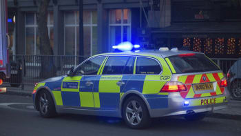 Londýn ovládl strach: Muž bodal mečem do kolemjdoucích, zranil i dva policisty