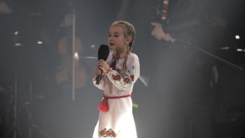 Malá hvězda Ukrajiny. Talentovaná holčička dojala zpěvem v bunkru i na koncertě