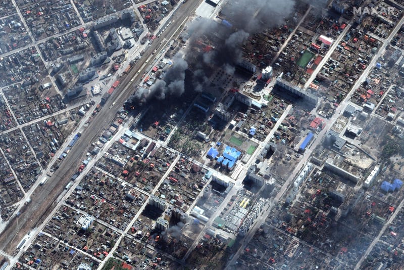 Satelitní snímek společnosti Maxar Technologies zachytil požár budov ve městě Irpiň. (21. března 2022)