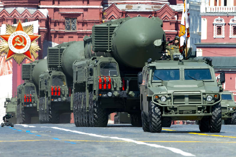 Rusové pravidelně ukazují svůj raketový arsenál na vojenských přehlídkách. Klidně i na Rudém náměstí v Moskvě.