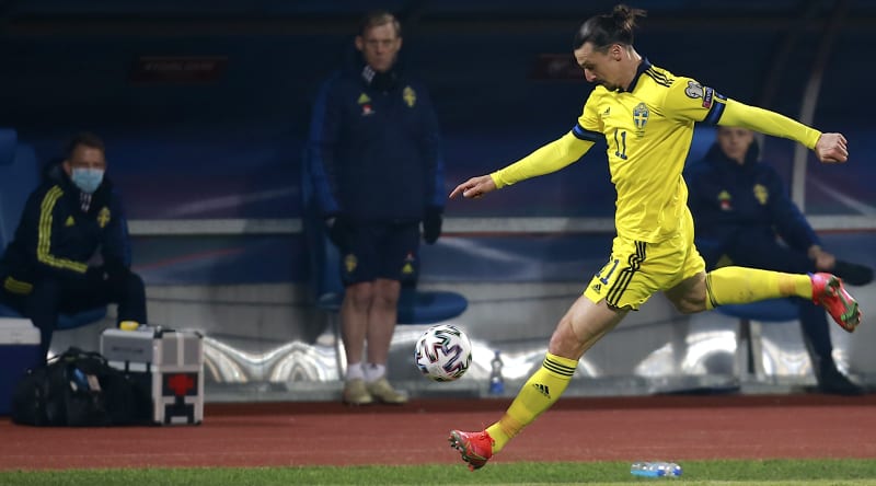 Švédský útočník Zlatan Ibrahimovič střílí na branku Kosova během kvalifikačního utkání proti Kosovu v Prištině v březnu 2021.