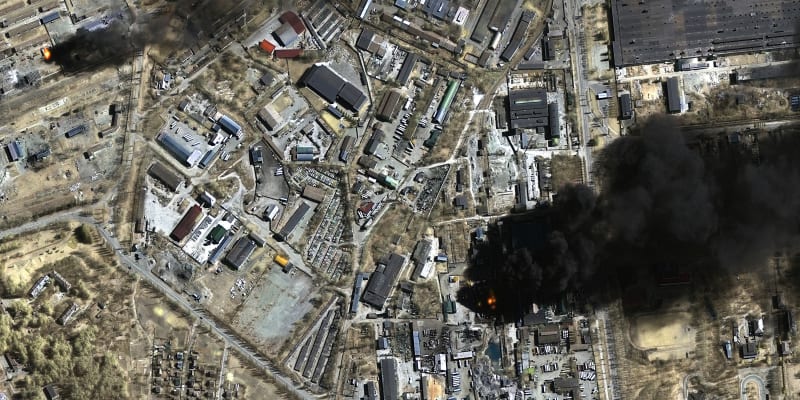 Tento satelitní snímek poskytnutý společností Maxar Technologies ukazuje přehled hořících zásobníků ropy a průmyslového areálu v Černigově (21. března 2022).