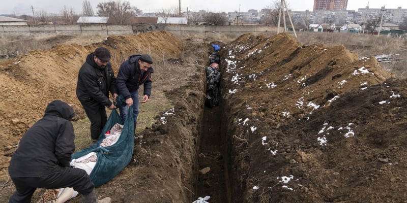Pohřbívání těl v Mariupolu (9. března 2022)