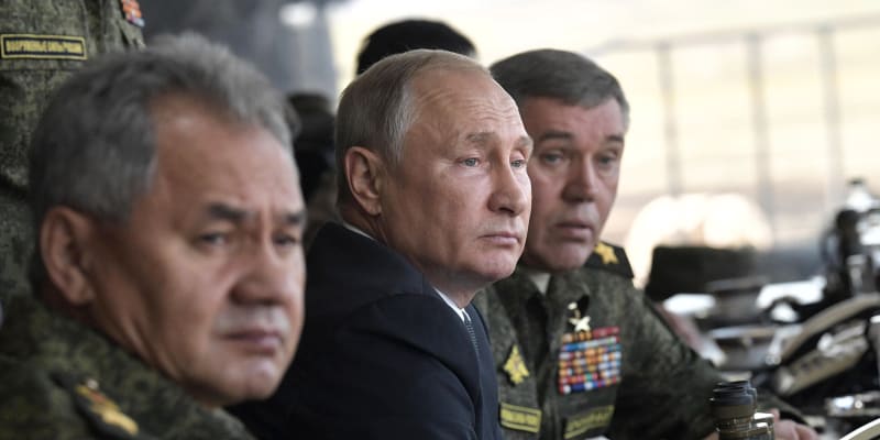 Ruský prezident Vladimir Putin (uprostřed) se dvěma nejvyššími činiteli ruských ozbrojených složek, ministrem obrany Sergejem Šojguem (vlevo) a náčelníkem Generálního štábu ozbrojených sil Ruské federace Valerijem Gerasimovem (vpravo)