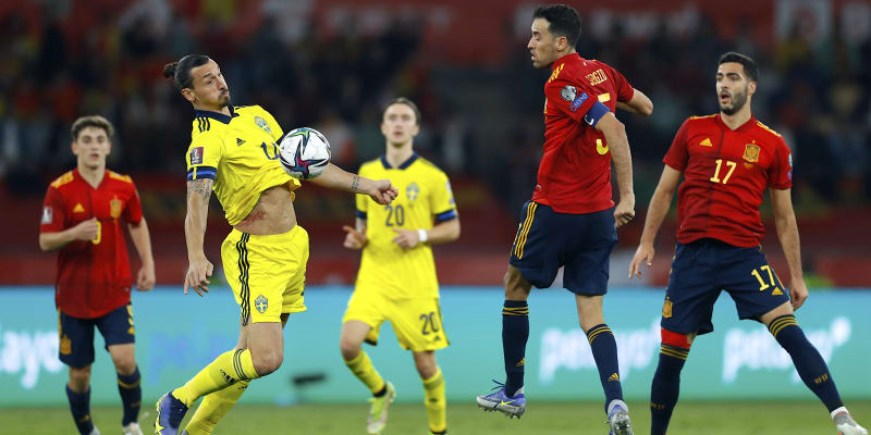 Švédský útočník Zlatan Ibrahimovič zpracovává míč ve svém posledním zápase za reprezentaci v listopadu 2021 v Seville proti Španělsku, které vyhrálo 1:0 a postoupilo přímo na mistrovství světa 2022.