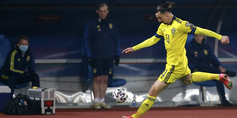 Švédský útočník Zlatan Ibrahimovič střílí na branku Kosova během kvalifikačního utkání proti Kosovu v Prištině v březnu 2021.