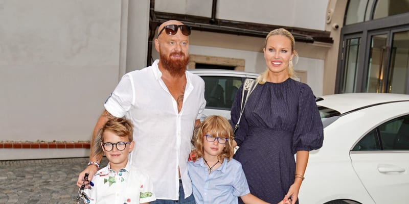 Syn Karla Vágnera Karel s manželkou a modelkou Simonou Krainovou a dvěma syny  Brunem a Maxem