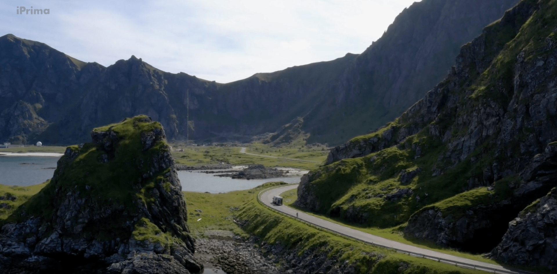 Cestou k chatě ležící na ostrově na severu Norska