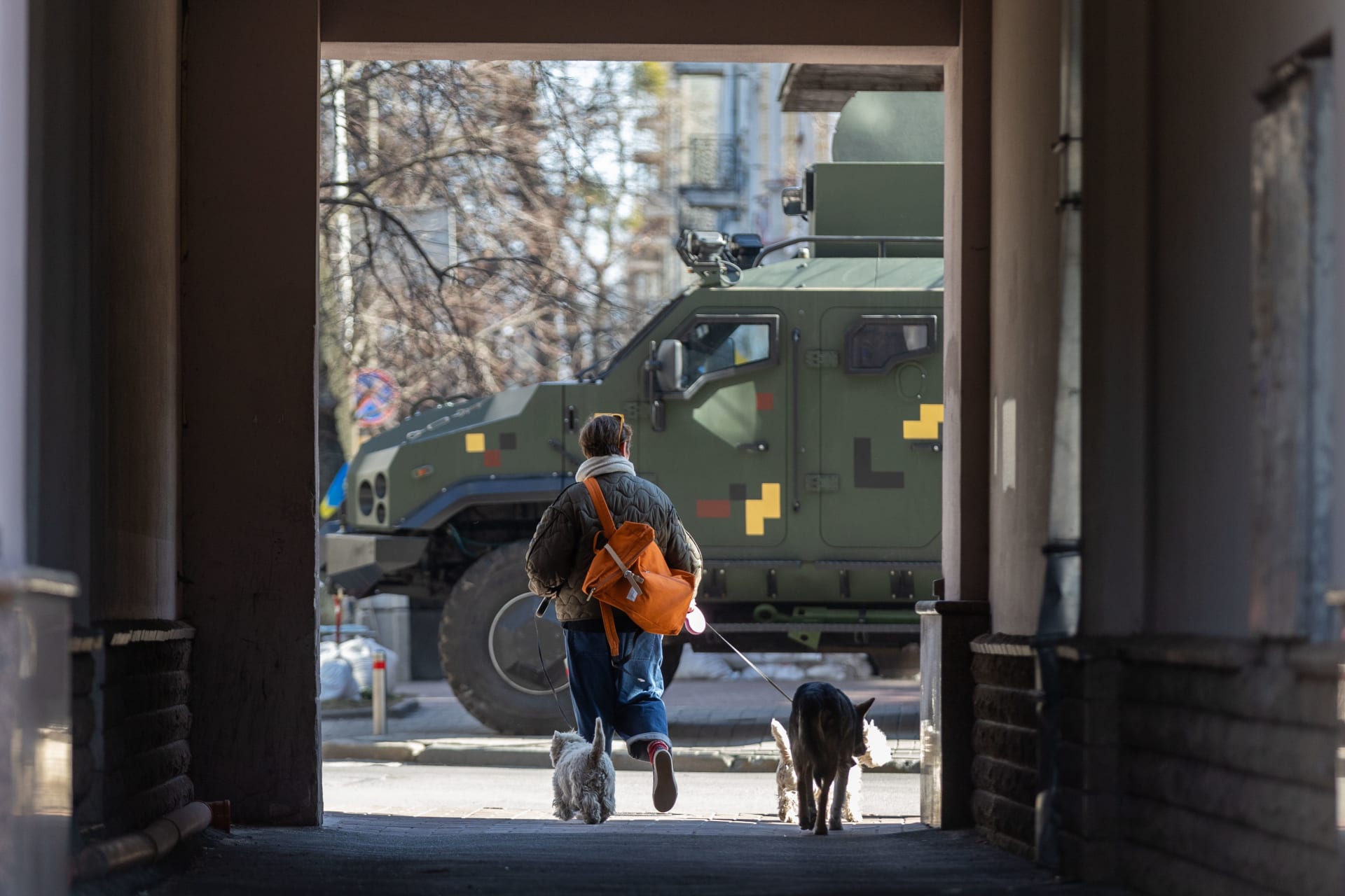 V ulicích klíčových ukrajinských měst hlídkuje armáda i domobrana.