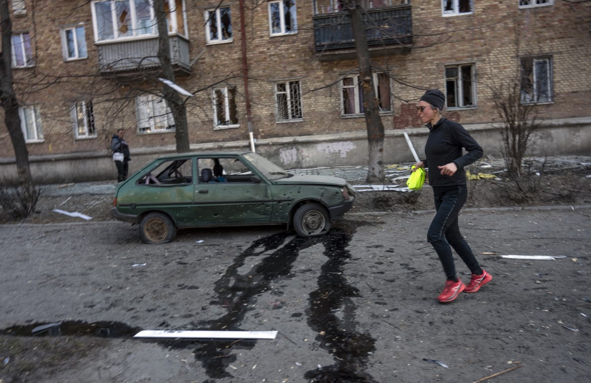 Obyvatelé Kyjeva se i přes ruské ostřelování žít normální život. Snímek z 23. března 2022.