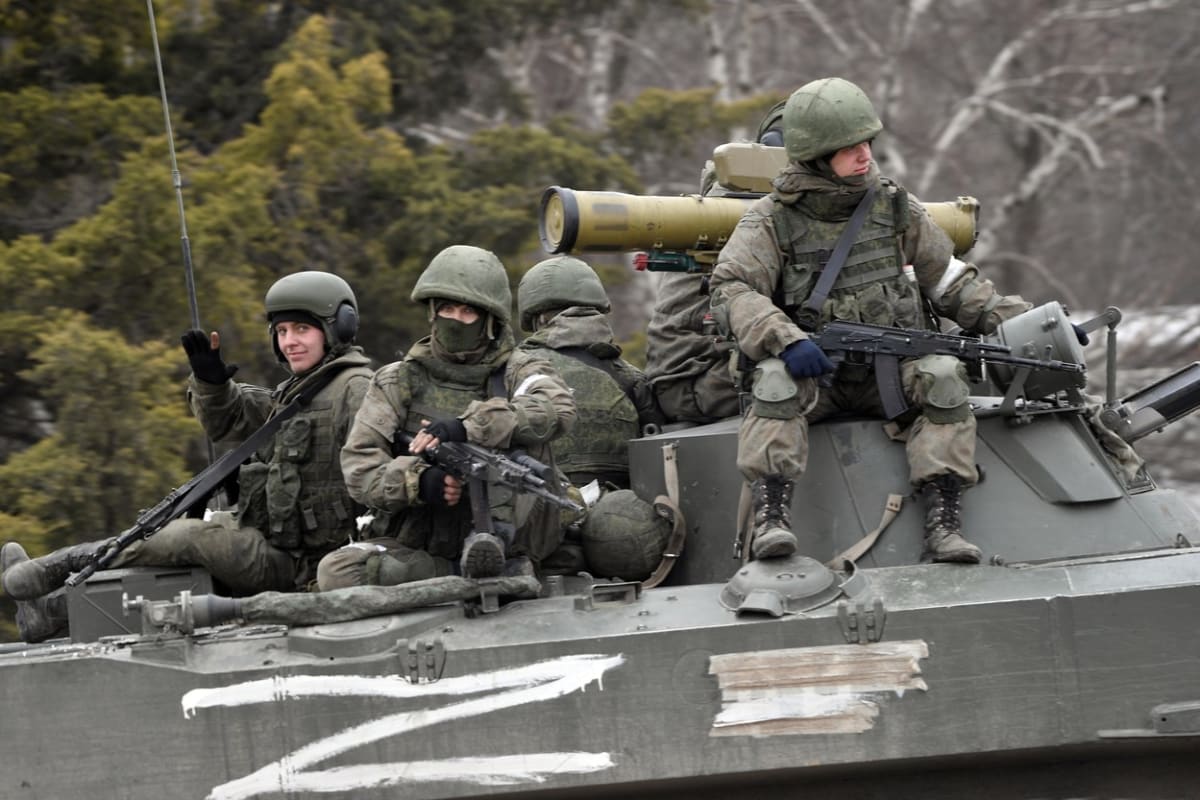 Ruští vojáci na bojovém vozidle na Krymu 