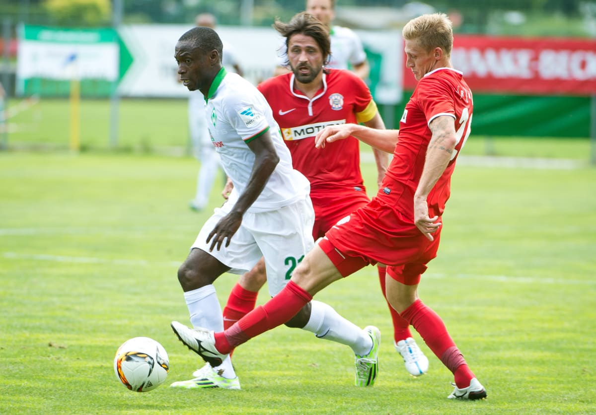 Záložník Pavel Zavadil (uprostřed) přihlíží souboji svého spoluhráče ze Zbrojovky Brno Radka Buchty s Anthonym Ujahem z Werderu Brémy během přípravného utkání v Zell am Ziller v létě 2015.