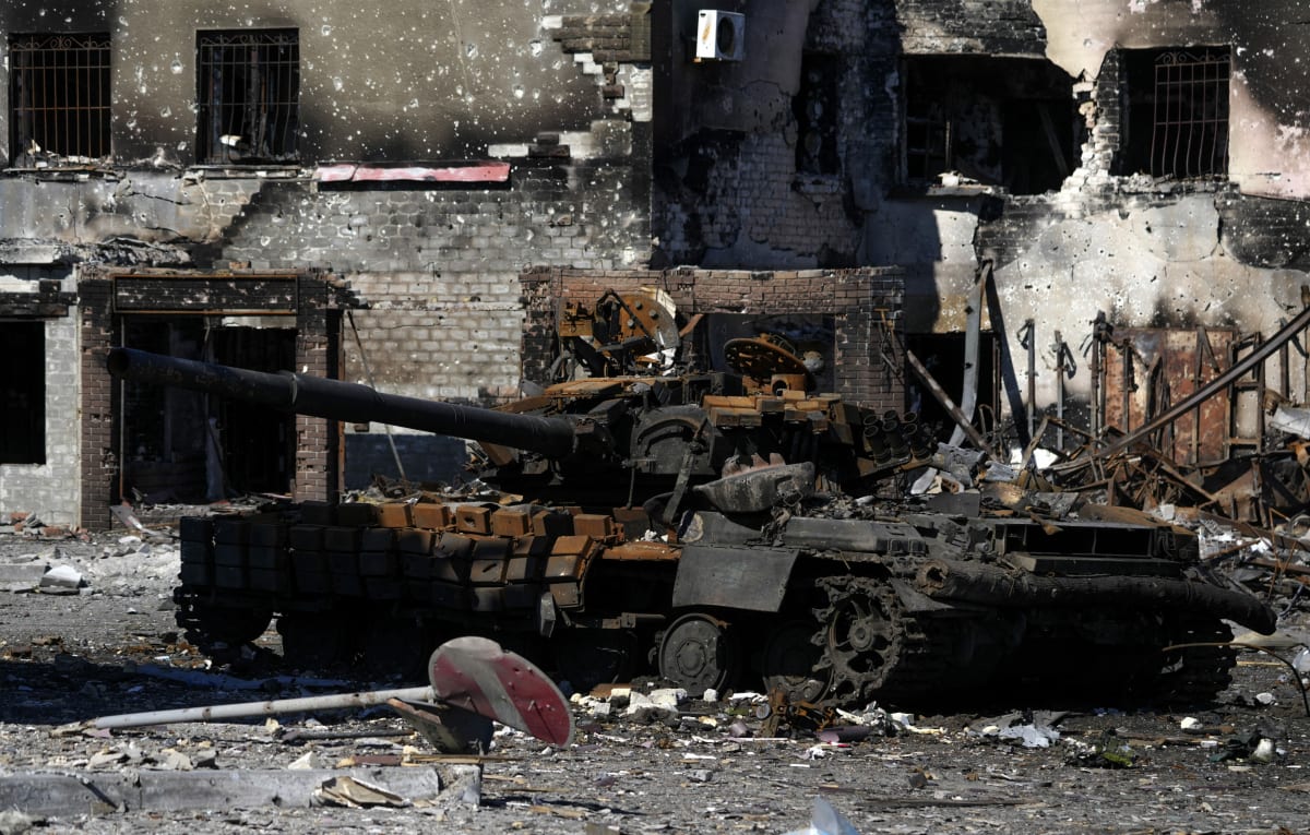 Zničený ruský tank v Mariupolu (23. března)