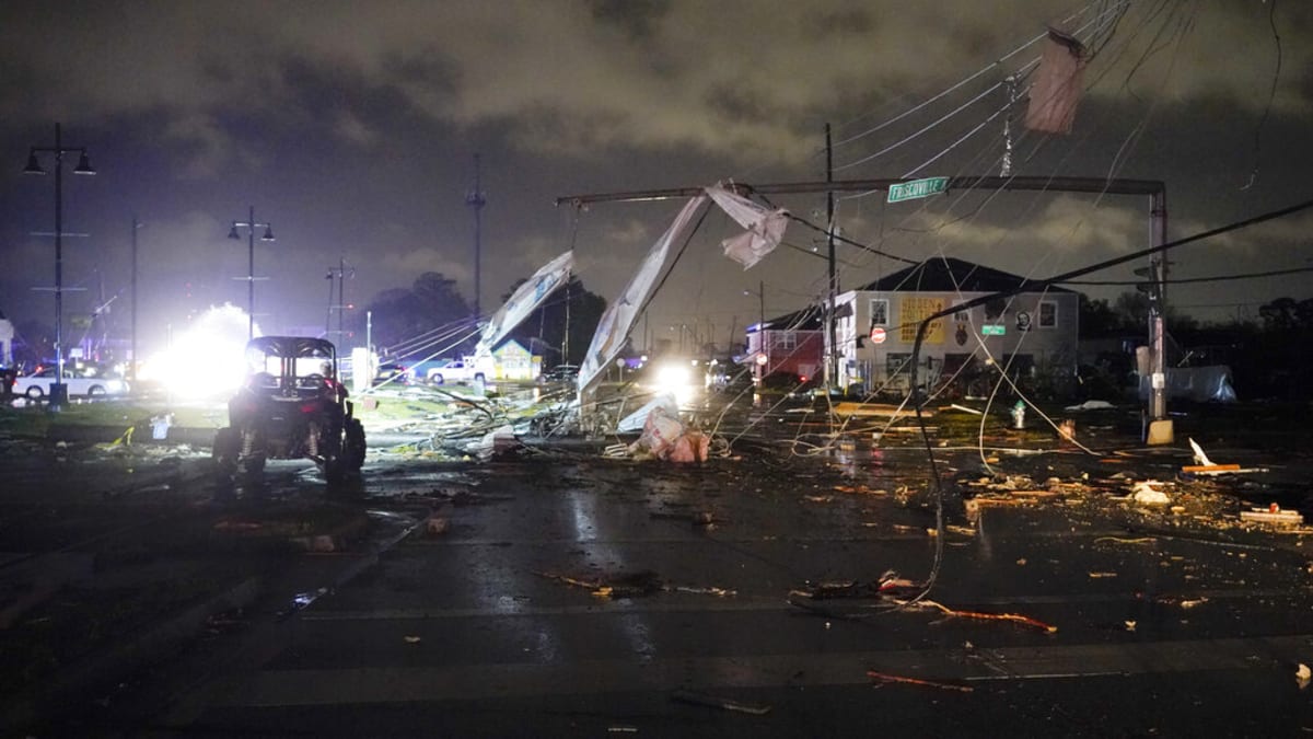 Ulice v New Orleans pokrytá sutinami poté, co se oblastí přehnala silná bouře.