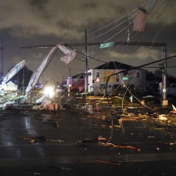 Ulice v New Orleans pokrytá sutinami poté, co se oblastí přehnala silná bouře.
