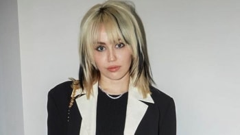 Zpěvačka Miley Cyrus natočila hrůzné chvíle v letadle. Stroj zasáhl blesk