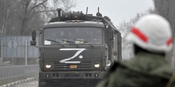 Ukrajinský stařík ukradl Rusům náklaďák plný zásob, předal ho krajanům. Video baví internet