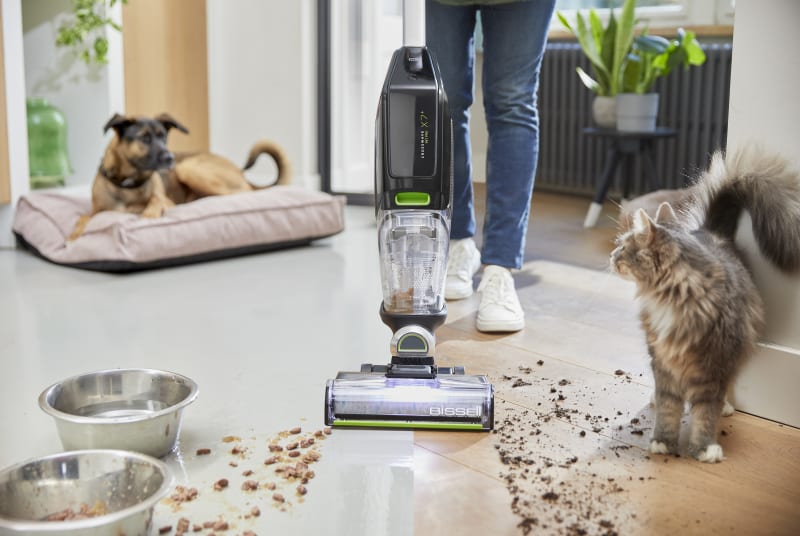 S bezdrátovým vysavačem CrossWave X7 Plus Pet Pro čistíte podlahy vždy čerstvou vodou. LED osvětlení si posvítí na zvířecí chlupy, špínu a nečistoty při čištění podél podlahových lišt a v rozích místností. 