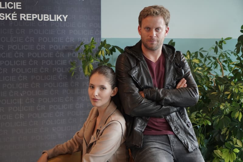 V seriálu Dvojka na zabití se Jakub Prachař seznámil se svou současnou partnerkou Sarou Sandevou. 
