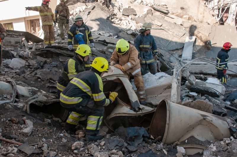 Zásadní úlohu sehrávají zdravotníci a hasiči, kteří zachraňují civilisty zpod trosek. Snímek z 18. března 2022.