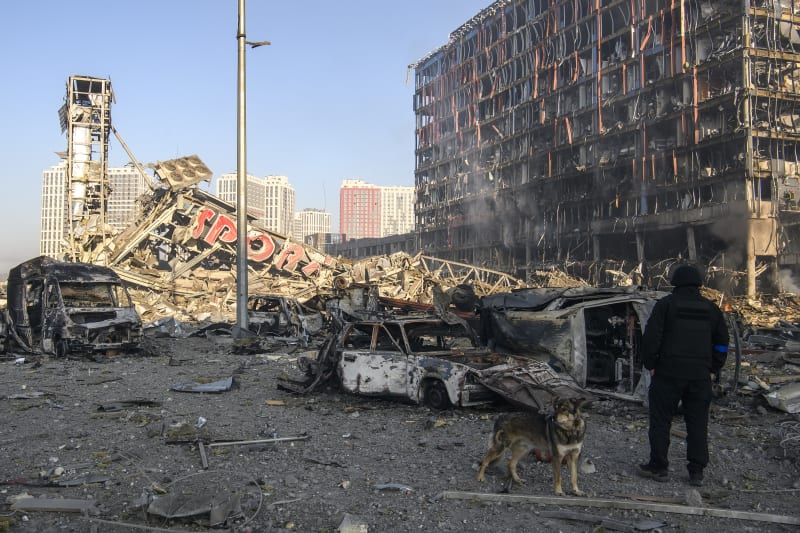 Ruské ostřelování zničily populární obchodní centrum v Kyjevě. Snímek z 21. března 2022.