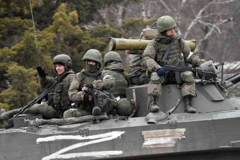 Ruští vojáci na bojovém vozidle na Krymu (27. února)