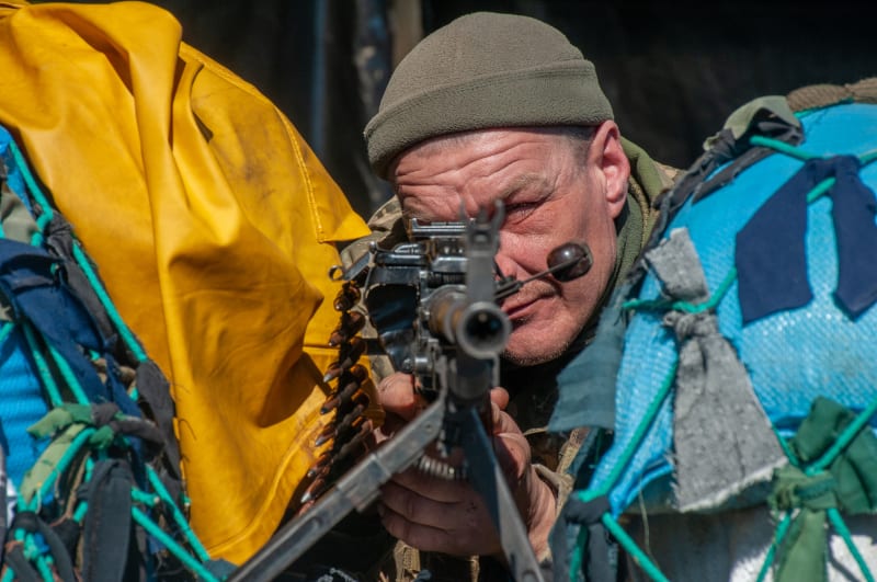 Vojáci, teritoriální obrana i civilisté. Všichni se snaží bránit ukrajinská města před ruskou armádou, nejvíce se jim daří na severu Ukrajiny. Snímek z Charkova z 22. března 2022.