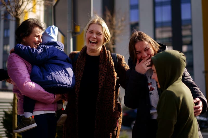 Roční Míša už je v bezpečí v Polsku, rodina teď čeká na víza, aby mohla žít ve Velké Británii.