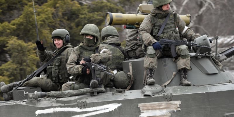 Ruští vojáci na bojovém vozidle na Krymu (27. února)