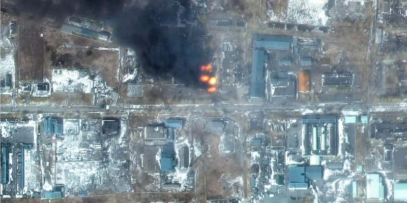 Letecké snímky ukazují zkázu Mariupolu. (12. března)