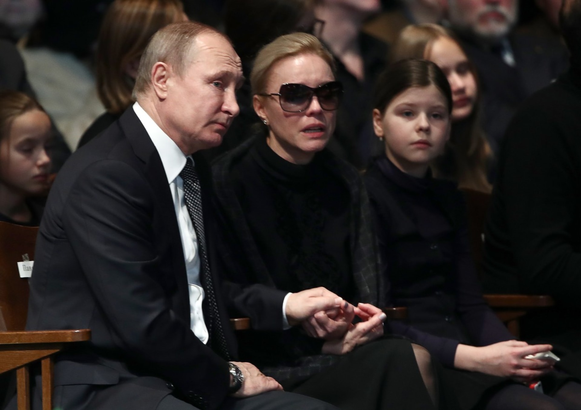 Putin a jeho dcera Marie Voroncovová Faassenová na pohřbu ruského režiséra a herce Olega Tabakova.