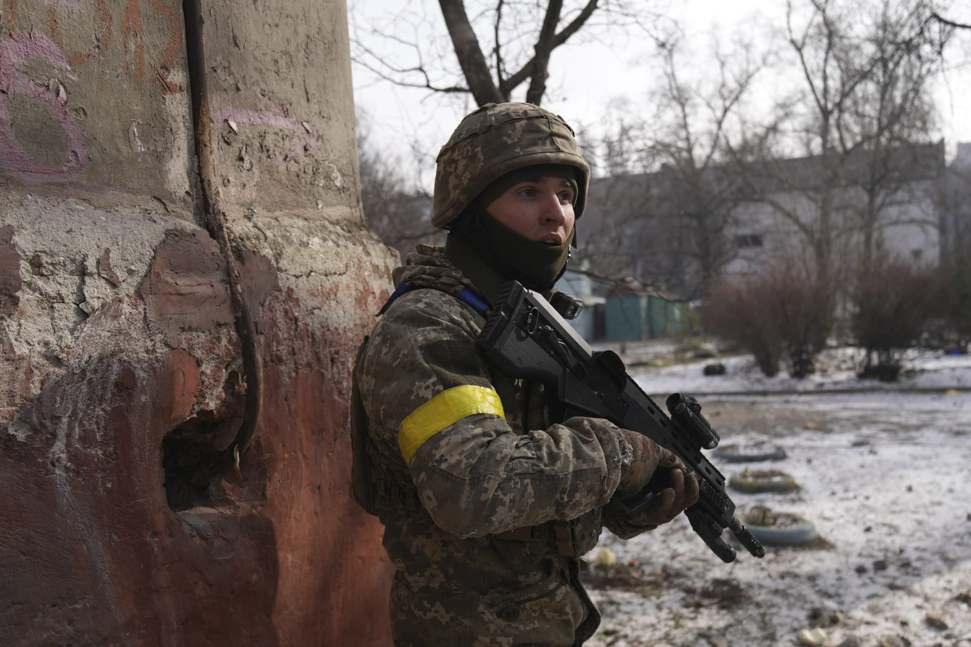 Ukrajinský voják drží pozice v Mariupolu.