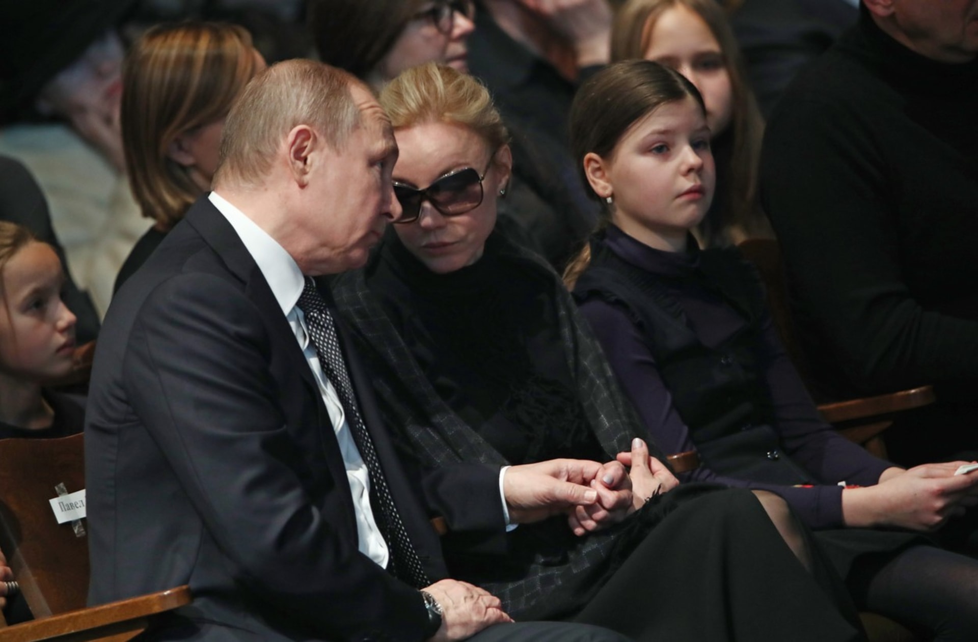 Putin a jeho dcera Marie Voroncovová Faassenová na pohřbu ruského režiséra a herce Olega Tabakova. 