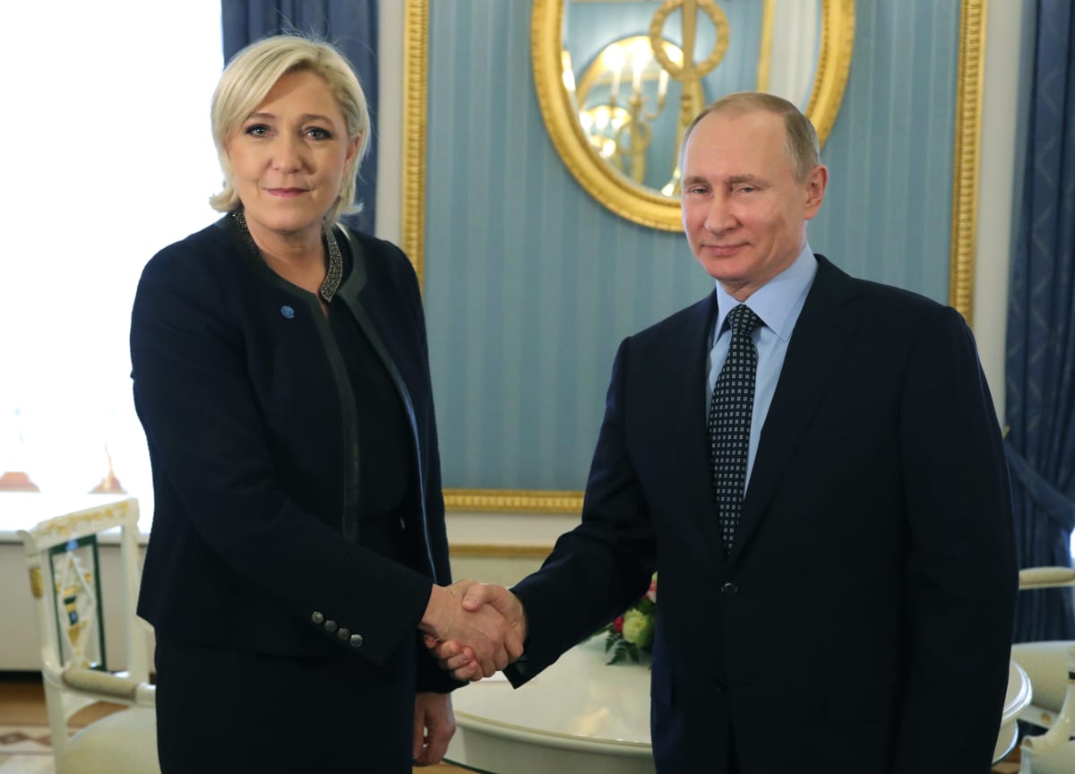 Marine Le Penová a Vladimir Putin na fotografii, která měla být tahákem francouzské političky pro nadcházející volby. Po ruské invazi na Ukrajinu nechala letáky s fotkou stáhnout.